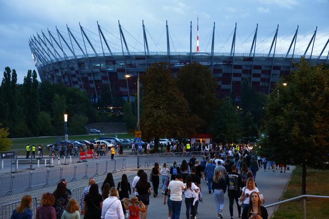 Koncert Sanah na PGE Narodowym w Warszawie - tłumy pod stadionem