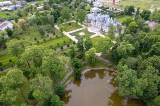 Pałac w Guzowie z lotu ptaka - 2022 r.