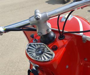 Osy kręciły kółka na stadionie żużlowym w Lesznie. Ogólnopolski zlot skuterów Osa Osieczna-Leszno 