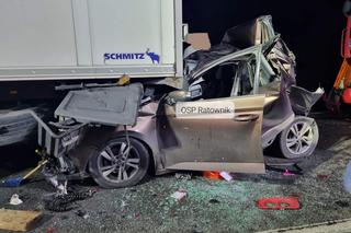 Wypadek na DK 91 pod Świeciem! Osobówka zmiażdżona między dwiema ciężarówkami