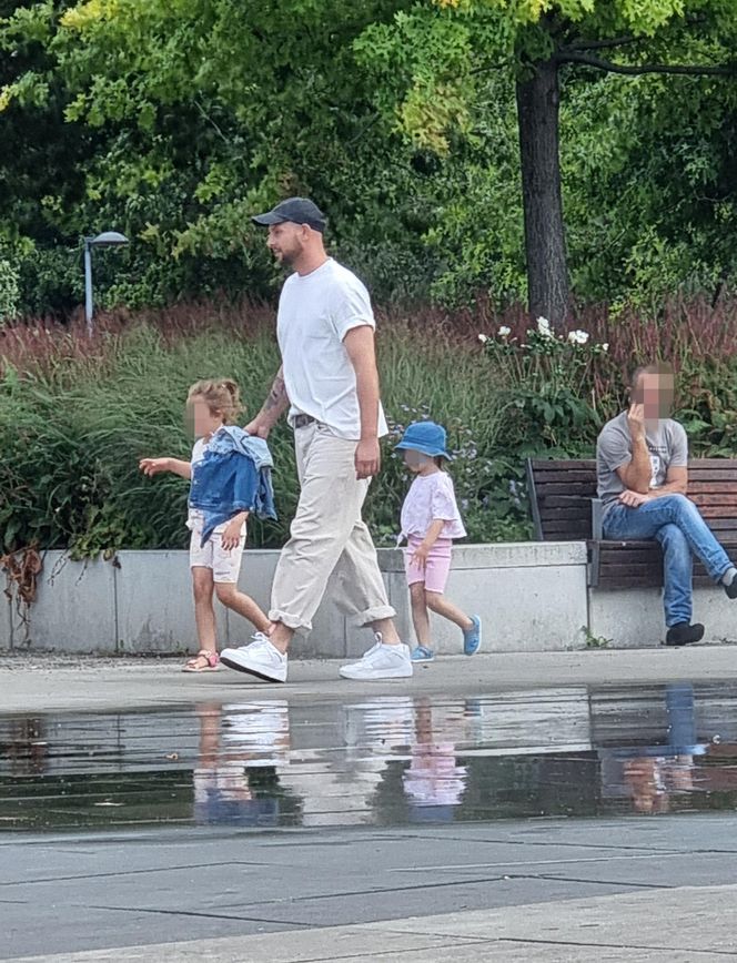 Maciej Pela z córeczkami nad Wisłą