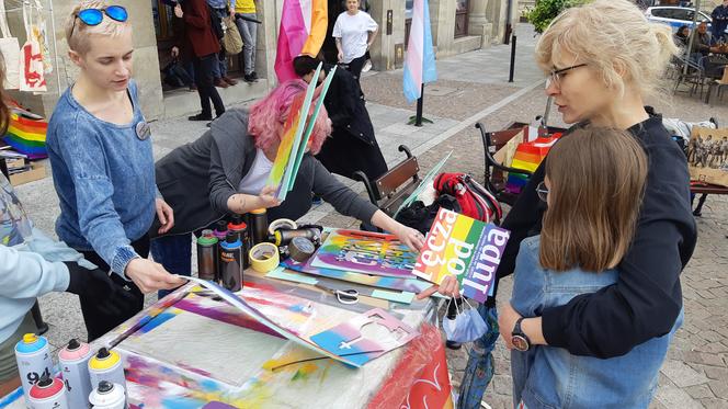  Happening uliczny „Queer is here!”. Tarnów chce być  miastem tolerancyjnym