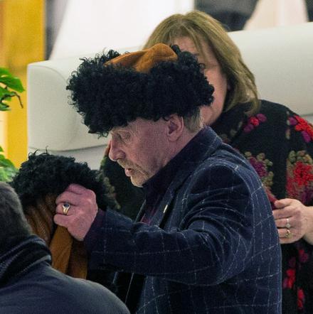 Daniel Olbrychski z żoną na Sushi, ona je on pije