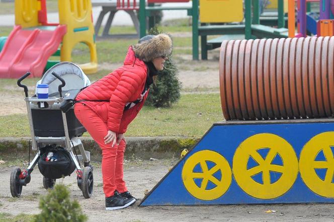 Anna Mucha i Marcel Sora na spacerze z dziećmi