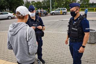 Białystok. Policjanci sprawdzają, czy pasażerowie BKM noszą maseczki. Za jej brak jest 500 zł mandatu [ZDJĘCIA]