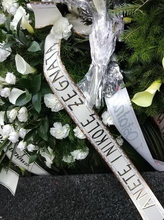 Tragedia w Salisbury. Zamordowane kobiety pochowane w Tarnowie. Grobu nie widać spod kwiatów