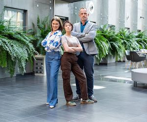 Pierwsza miłość, odcinek 4082: Angelika (Patrycja Franczak), Eliza (Anna-Maria Sieklucka), Bolesław (Dawid Zawadzki)