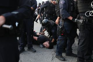 Protesty w Los Angeles coraz silniejsze. Emocje podsycają fałszywe zdjęcia i teorie spiskowe