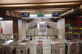 Nowe windy na stacji metra M1 Pole Mokotowskie w Warszawie