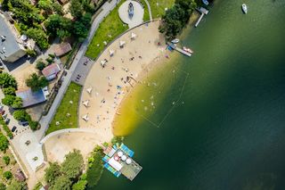 W tej wsi jezioro Czarne łączy się z Białym. Ich wody mieszają się z wodą jednego z największych sztucznych zalewów w Polsce