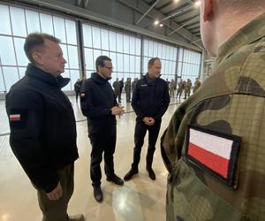 Minister Błaszczak spotkał sie z polskimi i amerykańskimi pilotami w Łasku