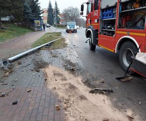 Osobówka uderzyła w latarnię na Piłsudskiego w Starachowicach