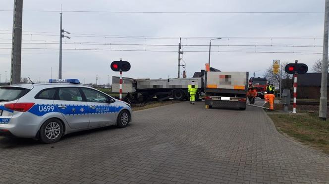 Ciężarówka zderzyła się z pociągiem. Tragedia na przejeździe kolejowym koło Rawicza