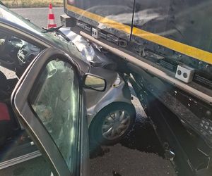 Wypadek na A1. Samochód wjechał w tył ciężarówki