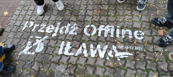 Przy przejściach dla pieszych w Iławie pojawiają się napisy. Akcja Przejdź Offline!