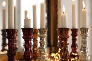 Błyszczące świeczniki ozdobą na Boże Narodzenie
