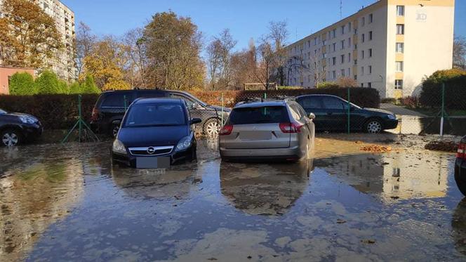 Ogromna awaria na Bródnie, samochody zalała woda. Mieszkańcy są wściekli