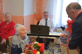 Jest starsza niż polska niepodległość! Na 102. urodziny pani Aniela zatańczyła z wójtem [ZDJĘCIA]
