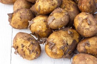 Jak szybko obrać młode ziemniaki bez użycia noża i brudzenia rąk? Ten trik z Instagrama to złoto