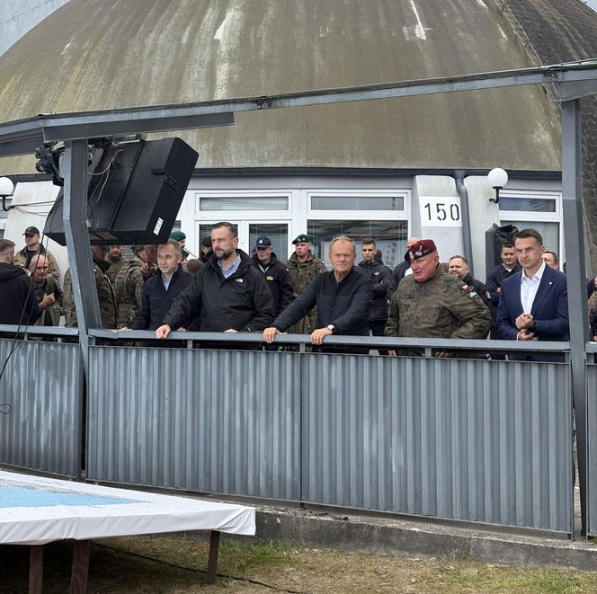 Donald Tusk i Władysław Kosiniak-Kamysz podczas wizyty na Centralnym Poligonie Sił Powietrznych w Ustce