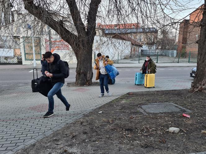 Rosja - Ukraina wojna. Rosyjscy żołnierze już w Kijowie! Bloki na osiedlach są zniszczone