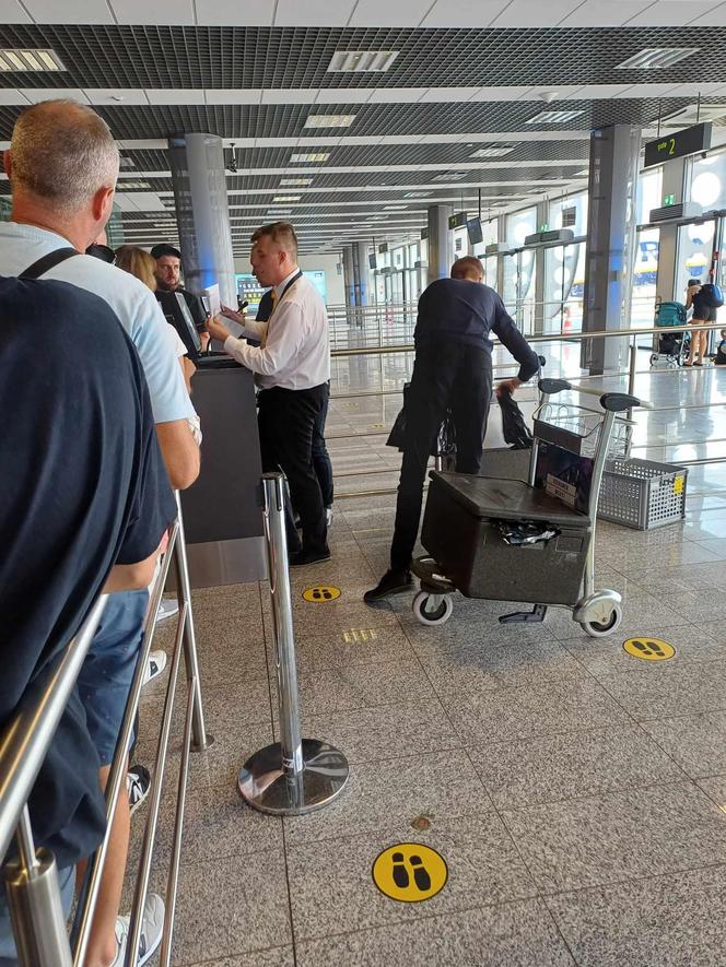 Turyści uwięzieni na pyrzowickim lotnisku. Mieli lecieć do Bułgarii
