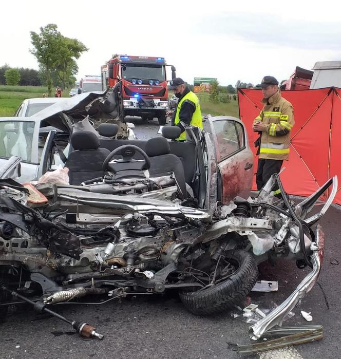 Koszmarny wypadek w Kolonii Rusiec. Kierowca zjechał wprost pod ciężarówkę. 50-latek zginął na miejscu