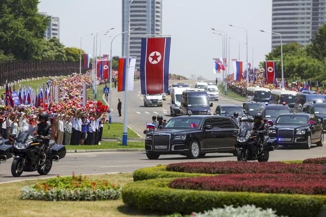 Putin w objęciach Kim Dzong Una! "Przyjacielska pogawędka"