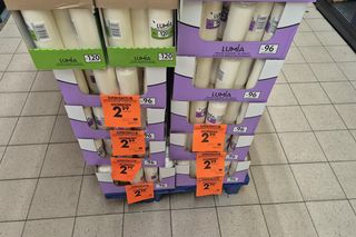 Ceny zniczy 2025. Tyle za znicze trzeba zapłacić w Biedronce. Czy jest taniej niż przed rokiem?