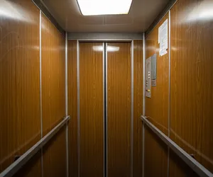 Emerytka zaatakowana żrącym kwasem. Horror w windzie w Warszawie. Oskarżeni wkrótce usłyszą wyrok