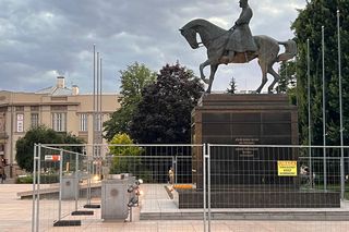 Pomnik Józefa Piłsudskiego w Lublinie ogrodzony