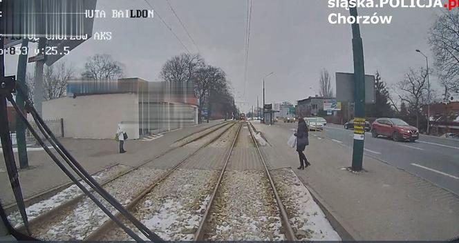 Telefon w ręku i słuchawki w uszach. Chorzowianka weszła wprost pod nadjeżdżający tramwaj