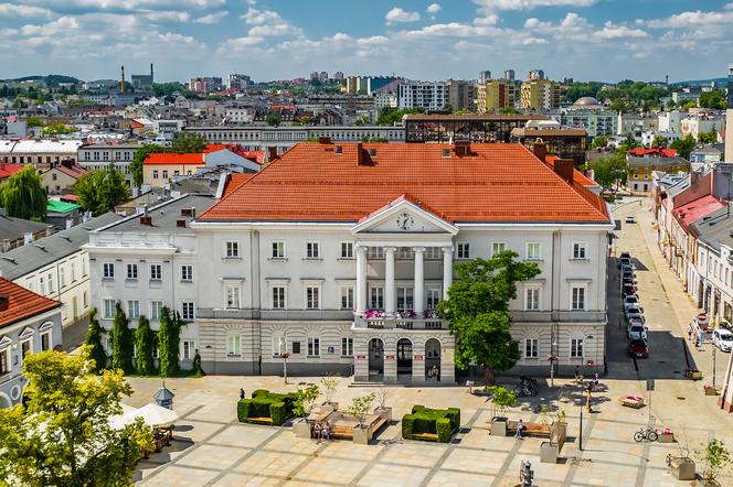 Zwykła kolejka czy wcześniejsza rezerwacja? Kielecki ratusz pyta mieszkańców