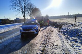 Dachowanie na drodze w pow. lubartowskim. Jedna osoba trafiła do szpitala. Zobacz