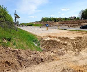 Wybudowanie nowego, dłuższego o 25 metrów wiaduktu, ma umożliwić poprowadzenie po nim dwóch jezdni autostrady A2 wraz z drogami serwisowymi.