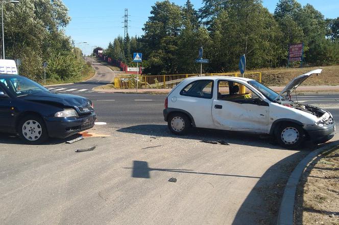 Zderzenie dwóch osobówek na obwodnicy Brodnicy. Jedna osoba trafiła do szpitala! [ZDJĘCIA]