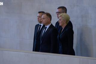Prezydent Andrzej Duda wraz z Pierwszą Damą Agatą Kornhauser-Dudą oddali hołd zmarłej Królowej Elżbiecie II