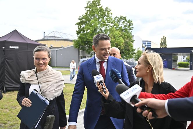 Wielkie wejście Trzaskowskiego do TVP. Zdjęcia uchwyciły każdy krok