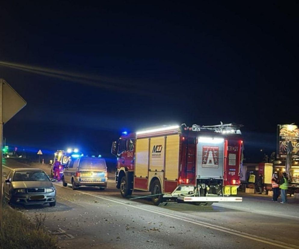 Wypadek w Tarnowskich Górach. 72-latek przechodził przez drogę w nieoznakowanym miejscu. Z obrażeniami trafił do szpitala