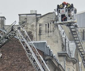 Pożar poddasza w zabytkowej kamienicy na ul.Miedzianej