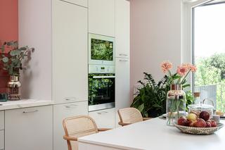 Mieszkanie w kolorze koralowym