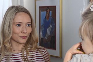 Na Wspólnej odc. 3961. Łucja Agier (Magdalena Kaczmarek), matka Anny Kolendy - Teresa Boska (Sylwia Wysocka), Ania (Kornelia Krynicka)