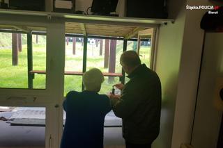 Policjanci zabrali Panią Zofię na strzelnicę