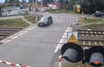 Volvo z dziećmi w środku uwięzione między rogatkami