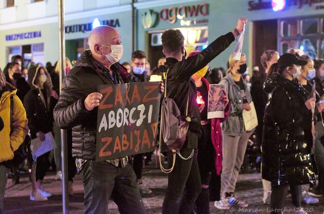 „To wyrok na kobiety”. Protest przeciwko zaostrzeniu prawa aborcyjnego. Tarnowianie wyszli na ulice [WIDEO]