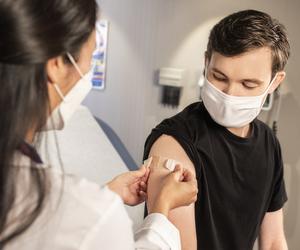 Szczepienia przeciwko COVID-19. Ile szczepionek do tej pory podano pacjentom?