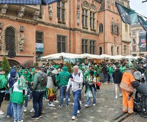 Gorąco przed finałem Ligii Konferencji we Wrocławiu. Tysiące kibiców na Rynku 