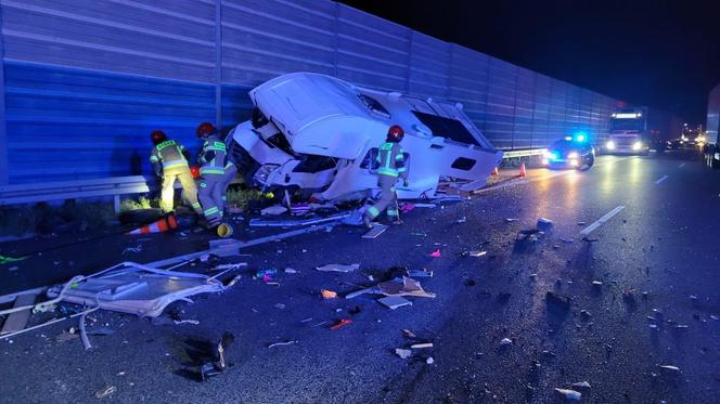 Śmiertelny wypadek na A2 pod Brzezinami. Toyota uderzyła w kampera [ZDJĘCIA].