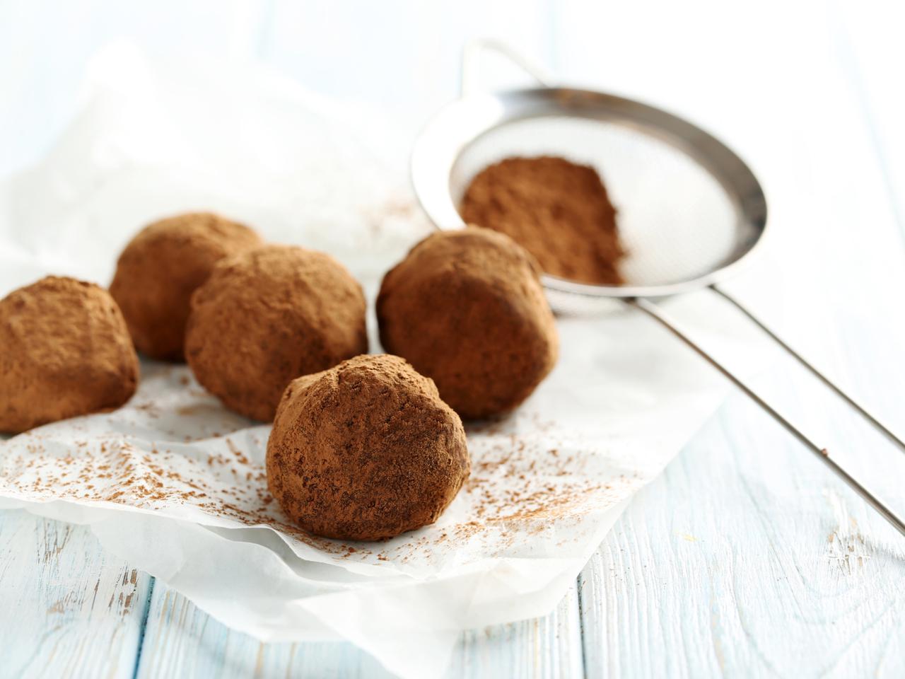 Domowe czekoladki: jak zrobić pralinki? [przepis]