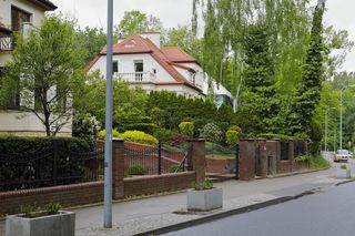 Ile kosztuje budowa ogrodzenia z klinkierową podmurówką, jaki płot pasuje do klinkieru – kuty, panele z marketu, drewniany? Ile kosztuje budowa takiego ogrodzenia